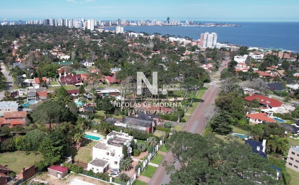 Casa en Mansa a metros del mar de 5 dormitorios en venta.