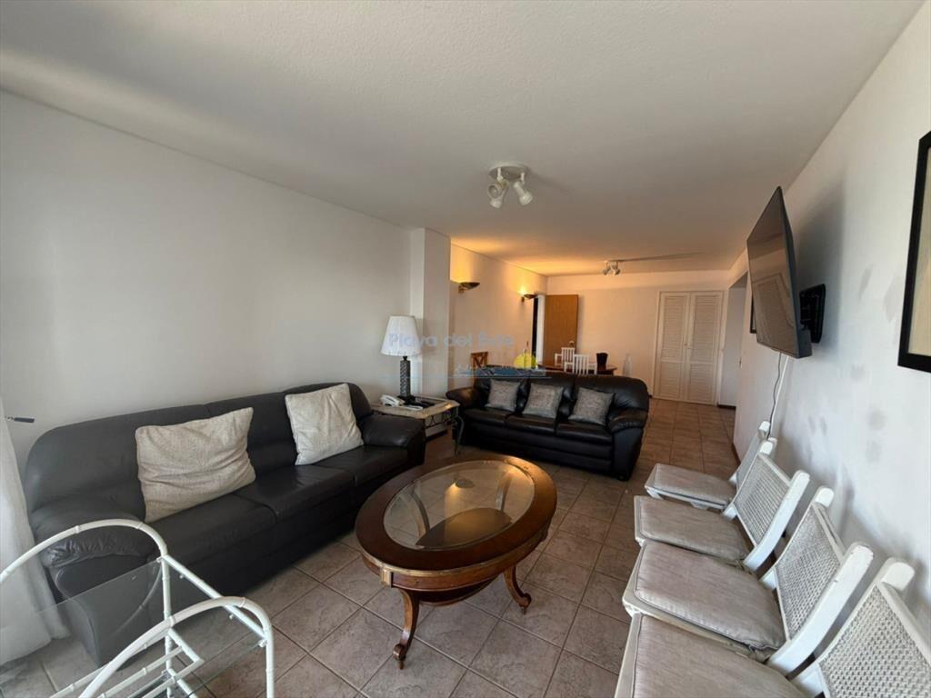 Apartamento de 3 dormitorios en alquiler anual e