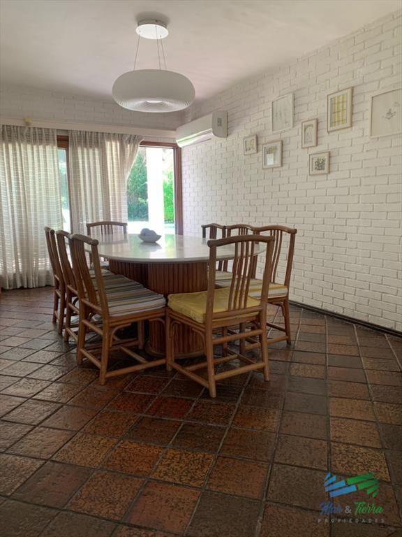 HERMOSA CASA CON MUY BUEN PARQUE EN MANSA