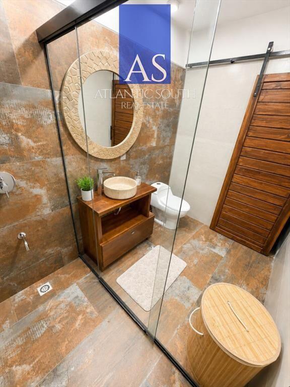 Moderna Casa 3 dormitorios con Piscina y Amplio