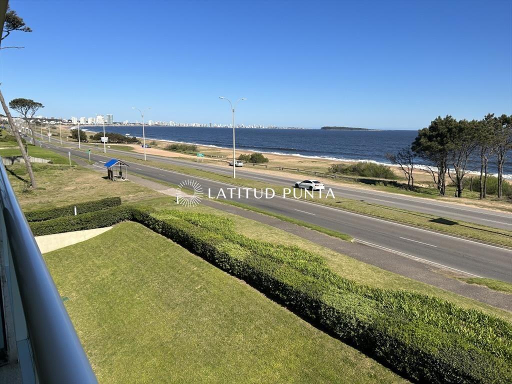 Crucero, apartamento de 3 dormitorios en primera