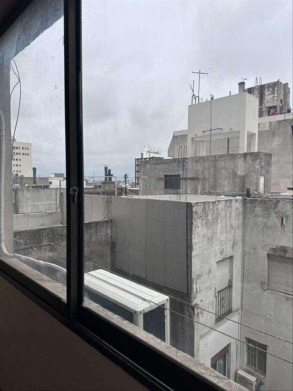 Monoambiente muy céntrico, frente a Plaza Fabini, todos los