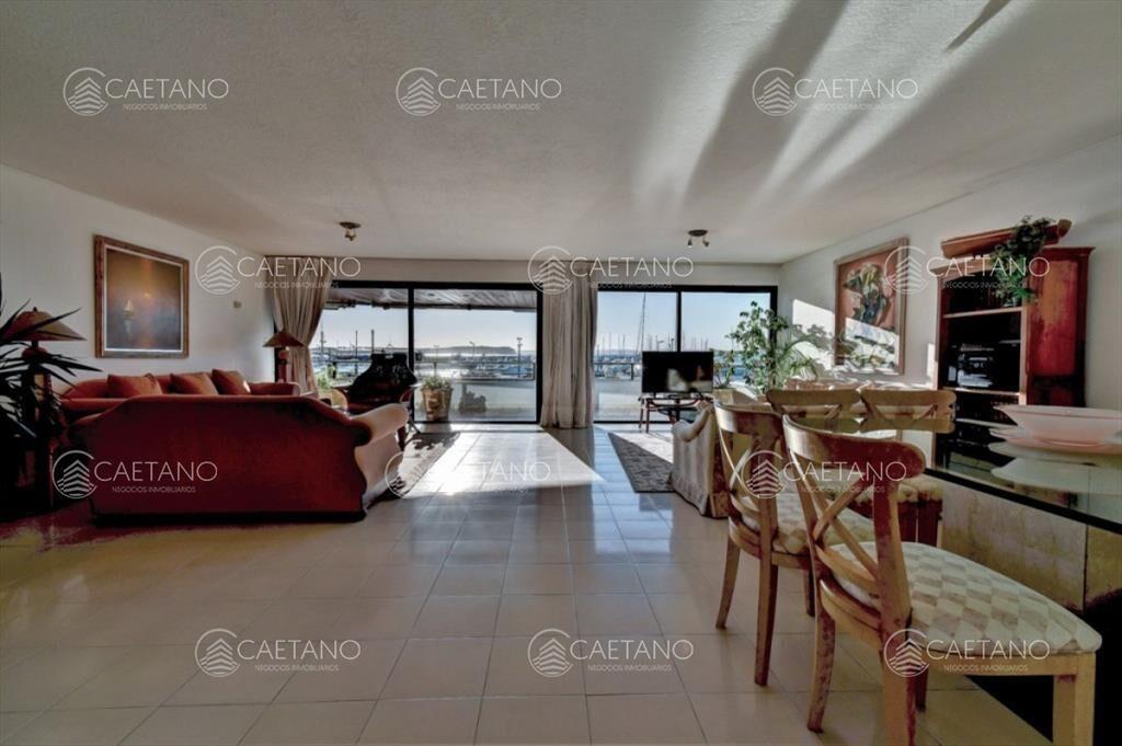 Amplio apartamento frente al puerto de Punta del