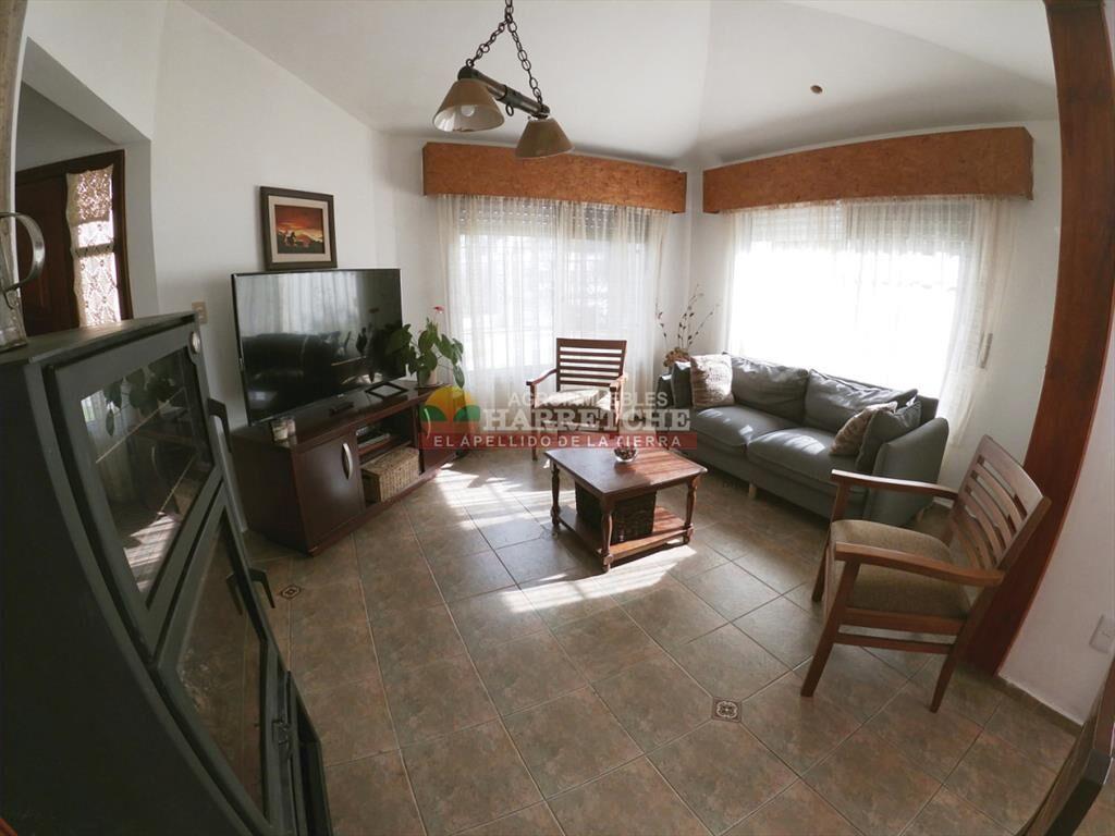 Chalet en Lezica de 3 dormitorios , 2 baños , garage , par