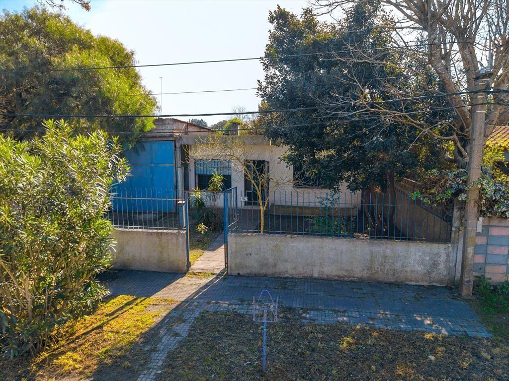 Casa en venta c/ cochera en Colón