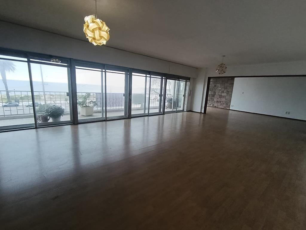 Rambla Pocitos, reciclado, 243 m2, 3 dormitorios, servicio
