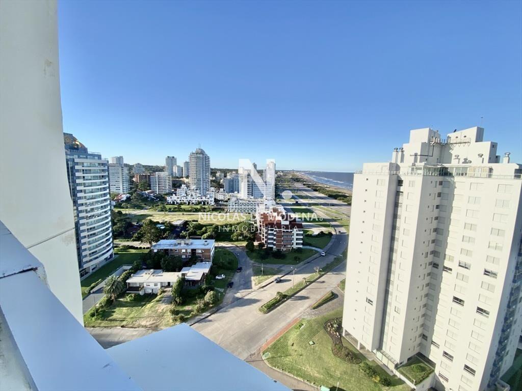 Vende apartamento de 3 dormitorios en Brava Punta