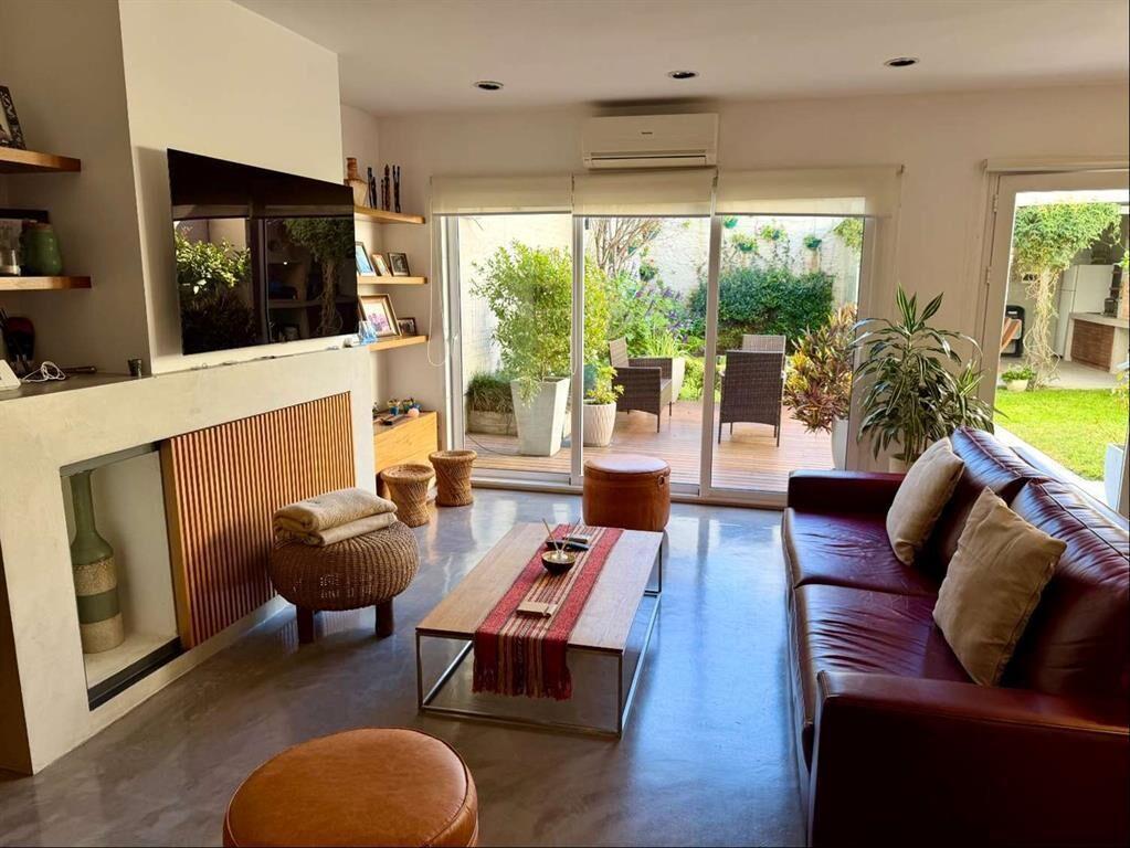 Venta casa 5 dormitorios, fondo verde con parrillero, 2gara