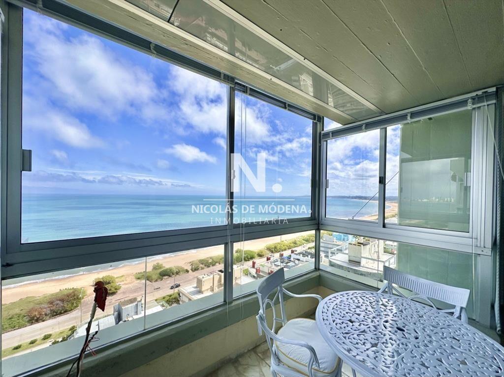 Apartamento de tres dormitorios en venta en Playa