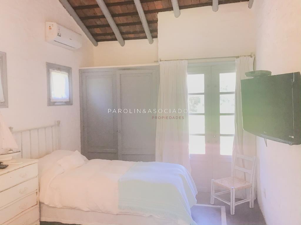 Casa en venta de 2 dormitorios en La Barra, Punta del Este.