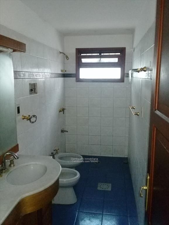 Excelente chalet en venta en Colón. Alquilado.
