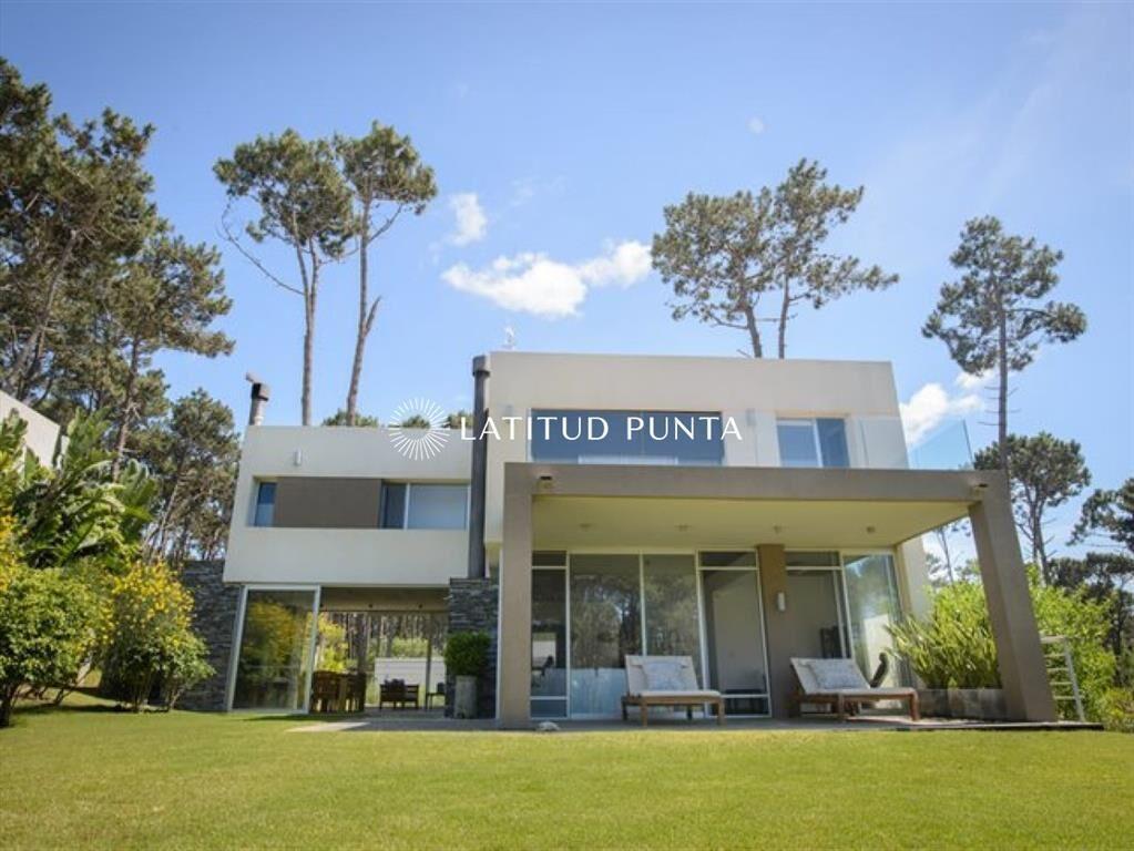 Rincon del Indio, moderna casa en barrio cerrado
