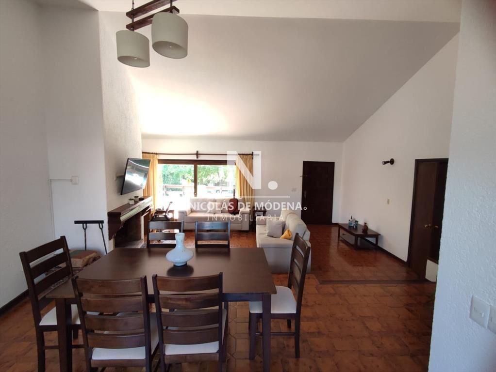 Vende casa de 2 dormitorios en Cantegril Punta