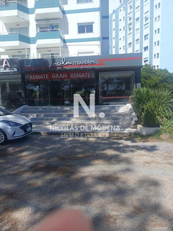 En venta local en Av Italia en Edificio