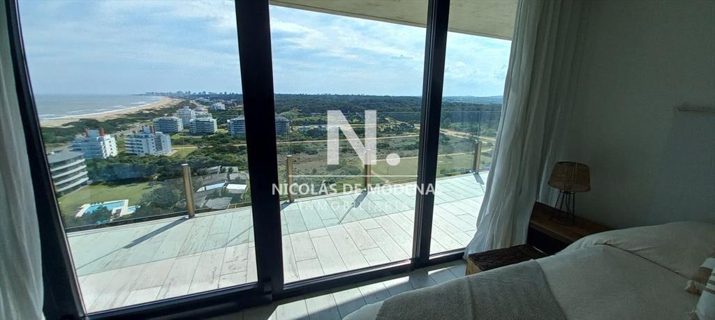 Vende apartamento de 2 dormitorios frente al mar