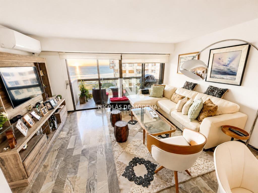 Apartamento en Venta, 3 dormitorios y servicio, en Playa Br