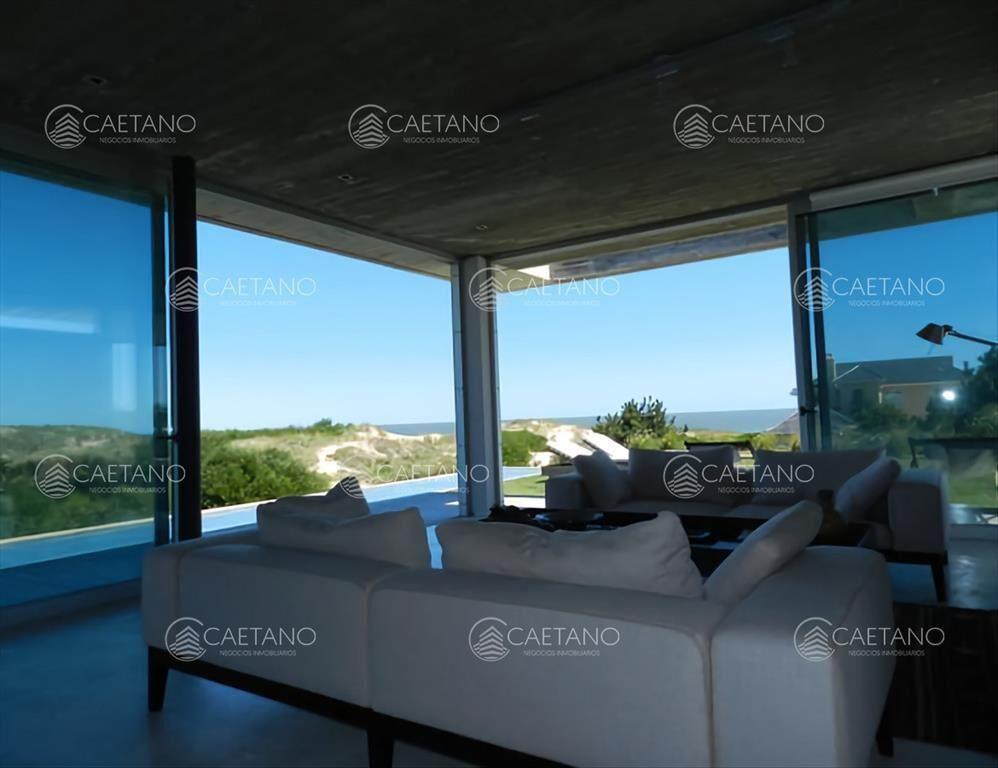 Excelente casa moderna en Tio tom, pegada al mar