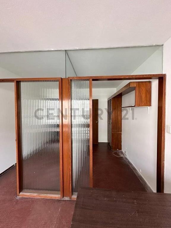 Oficina con RENTA . Centro , Colonia y Cuareim- FRENTE