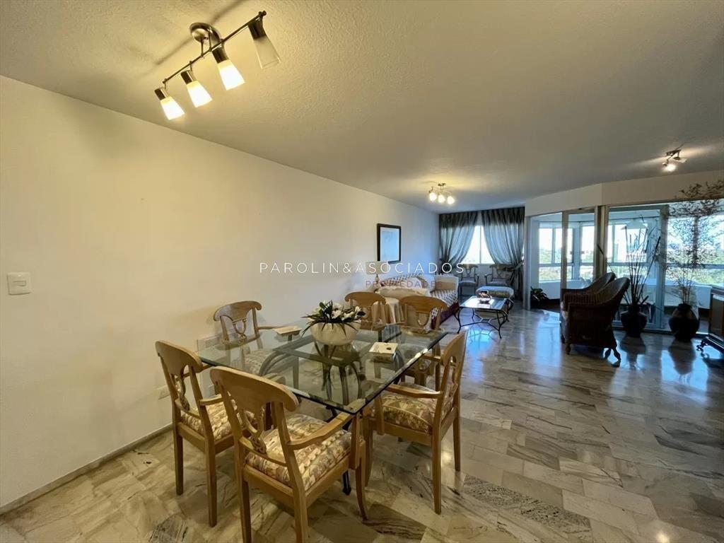 Apartamento en venta de 3 dormitorios en edificio
