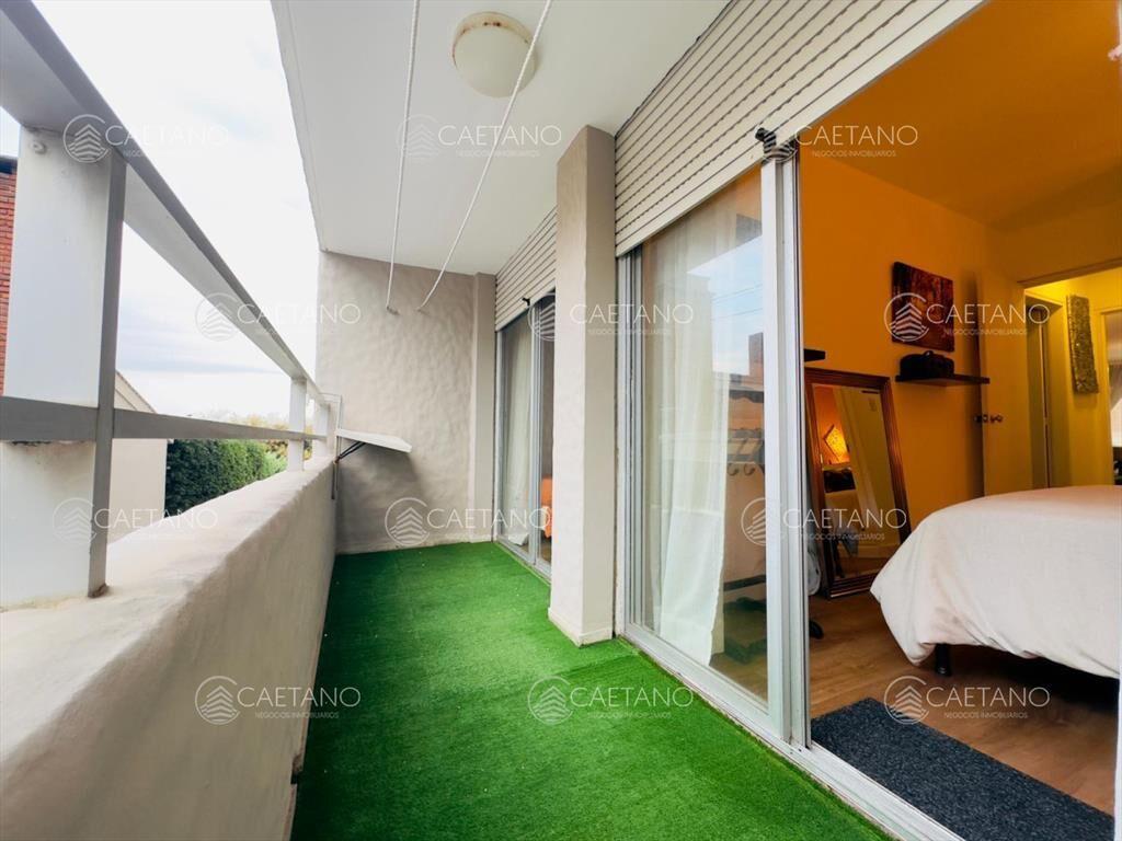 Venta apartamento de 2 dormitorios, con balcón. Playa mans