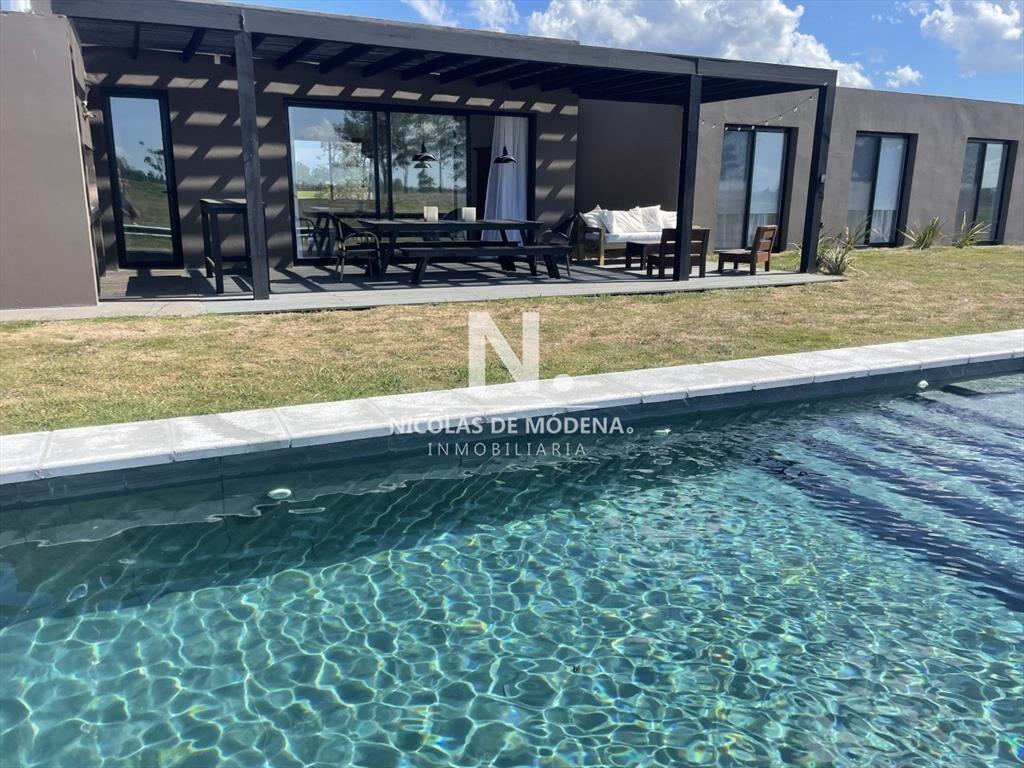 Se vende gran casa en la zona de El Quijote, en La Barra de