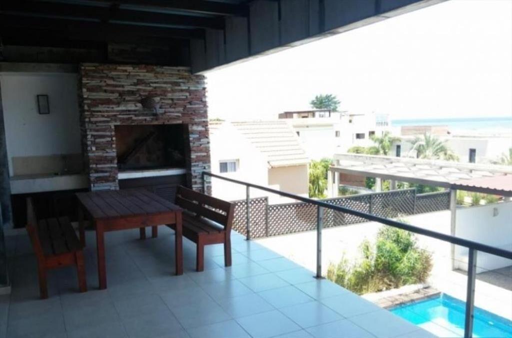 CASA EN VENTA DE 4 DORMITORIOS EN LA BARRA
