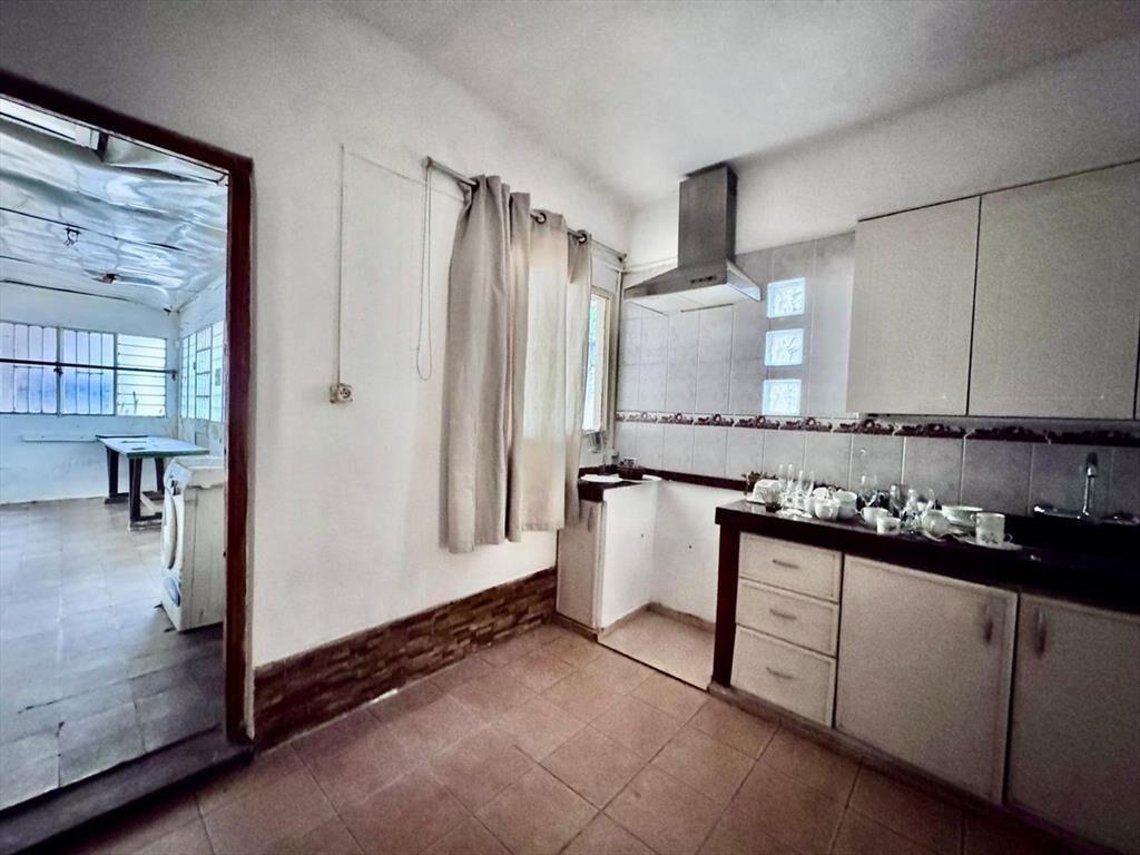 Casa con 2 dormitorios y garage.