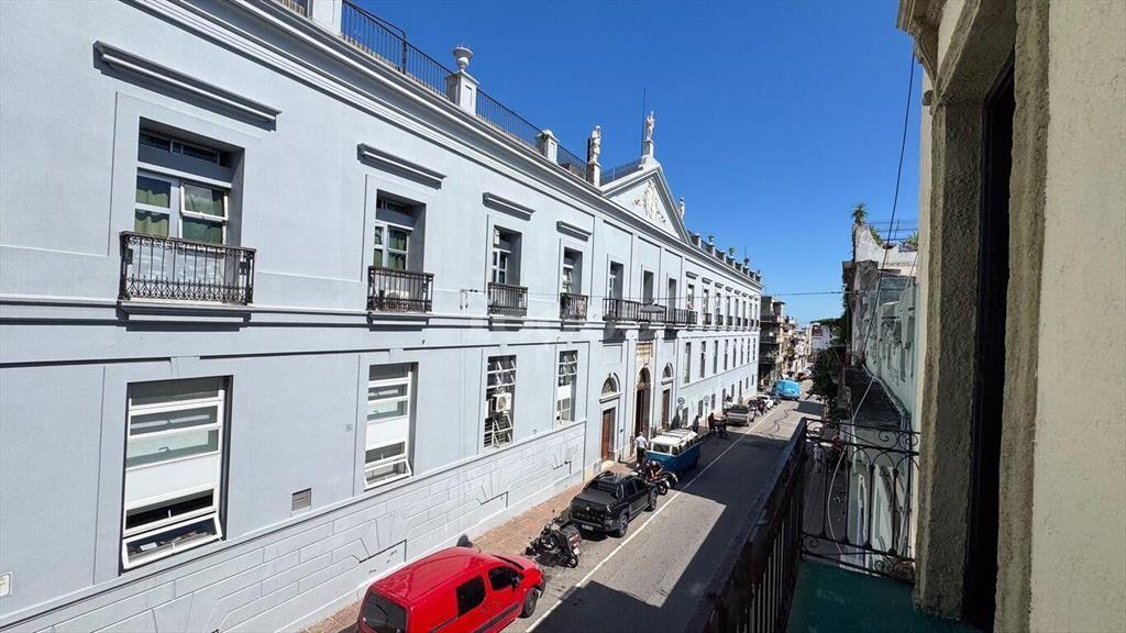 Venta con Renta de Local Comercial y 2 Apartamentos en Ciud