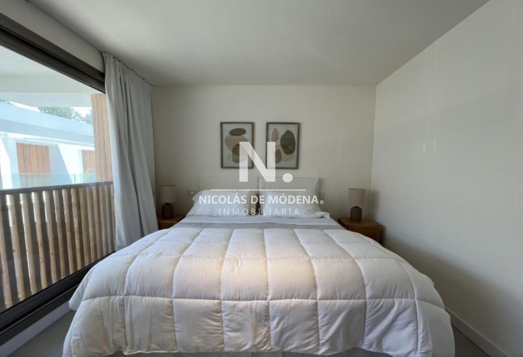 En venta apartamento en Manantiales de 3 dormitorios, con v