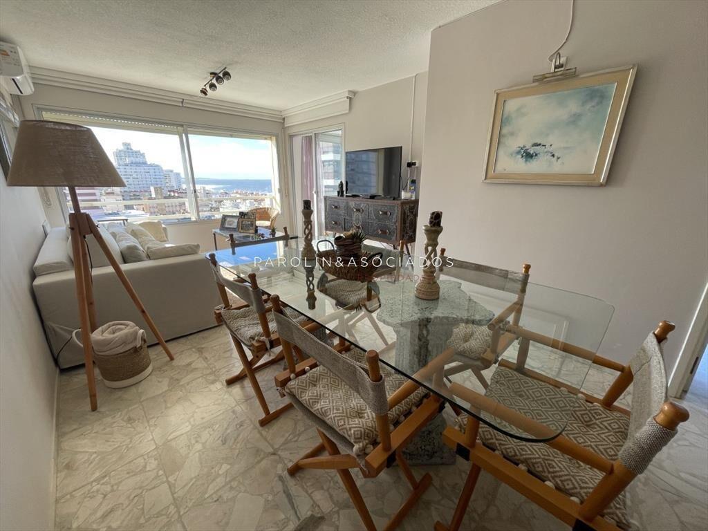 Apartamento en venta con vista al mar en edificio Libertado