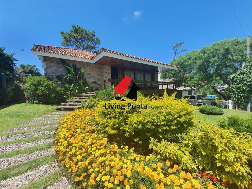 Hermosa casa en venta a pocos metros del mar.