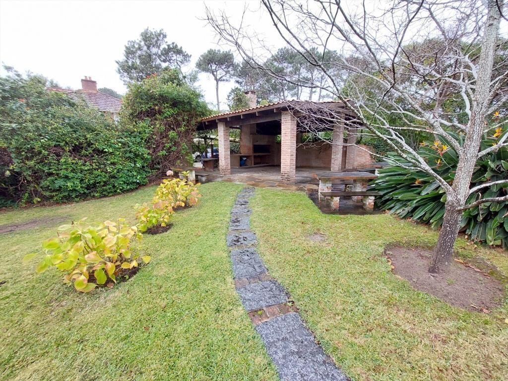 Amplia casa con 3052 m2 de parque