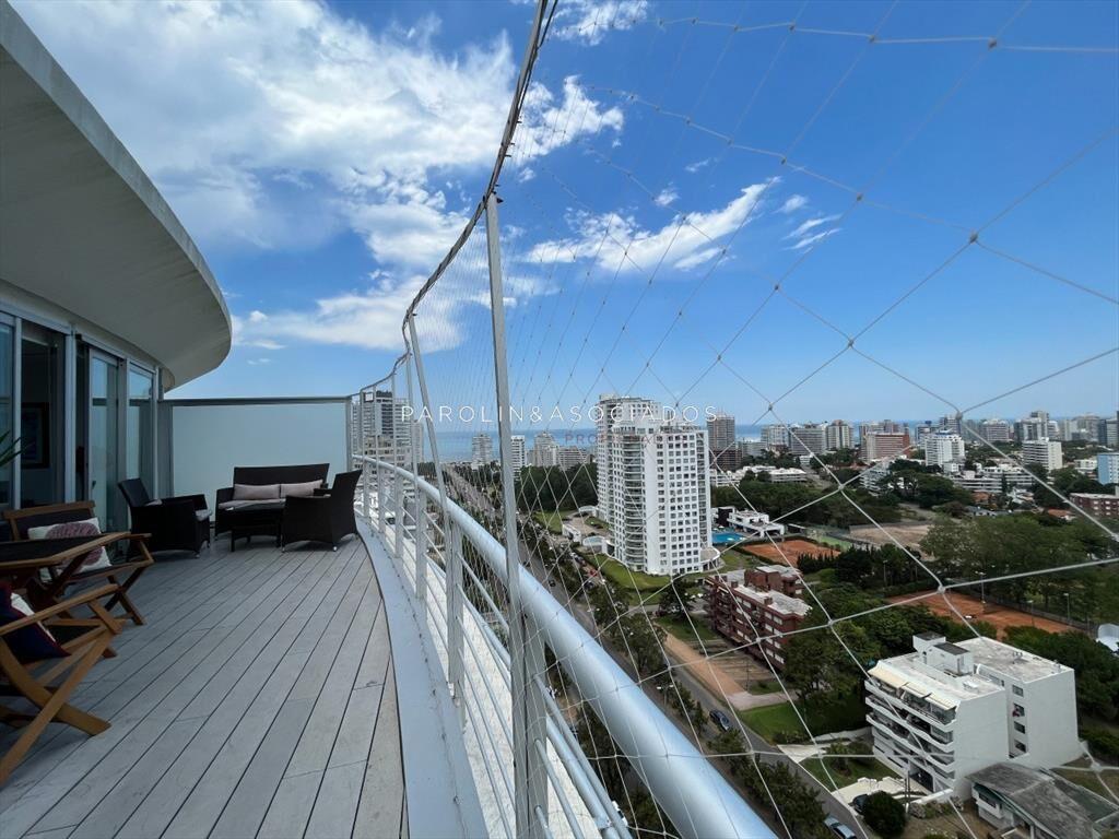 Amplio penthouse en torre 360, Punta del Este.