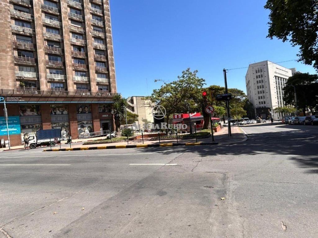 RIO NEGRO CASI 18 DE JULIO, EDIFICIO DE SOLO OFICINAS.  ...