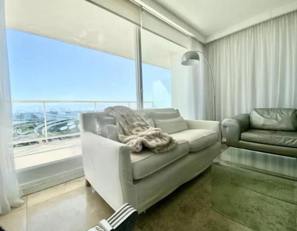 Venta apartamento dos dormitorios y cochera Torre Yoo Punta