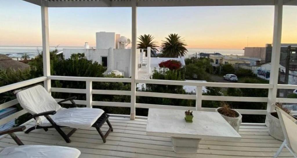 CASA EN VENTA DE 4 DORMITORIOS EN LA BARRA