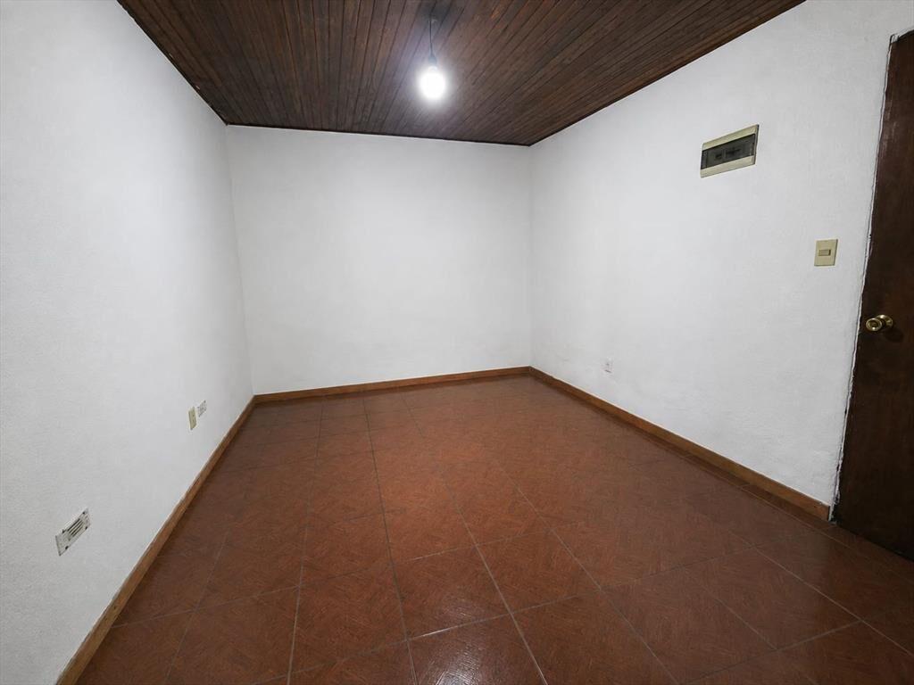 Casa 2 dormitorios, garaje y jardin.