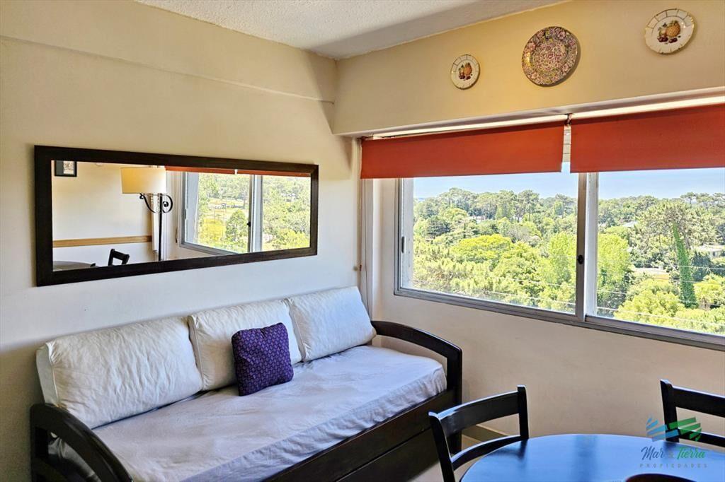 Alquila apartamento 1 dormitorio con cochera techada y serv
