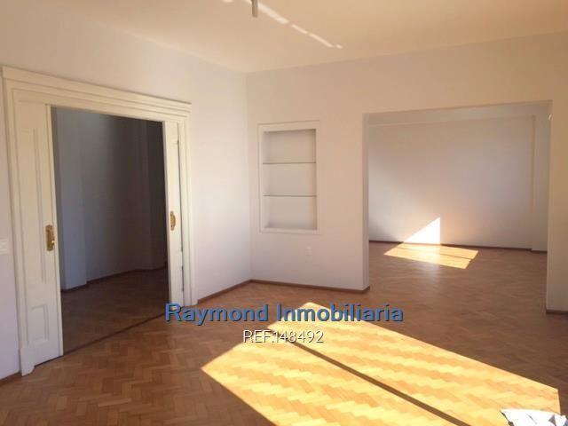 Excelente residencia frente a la Plaza Fabini