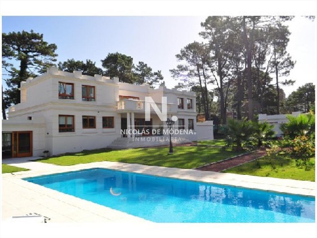Casa en Mansa a metros del mar de 5 dormitorios en venta.