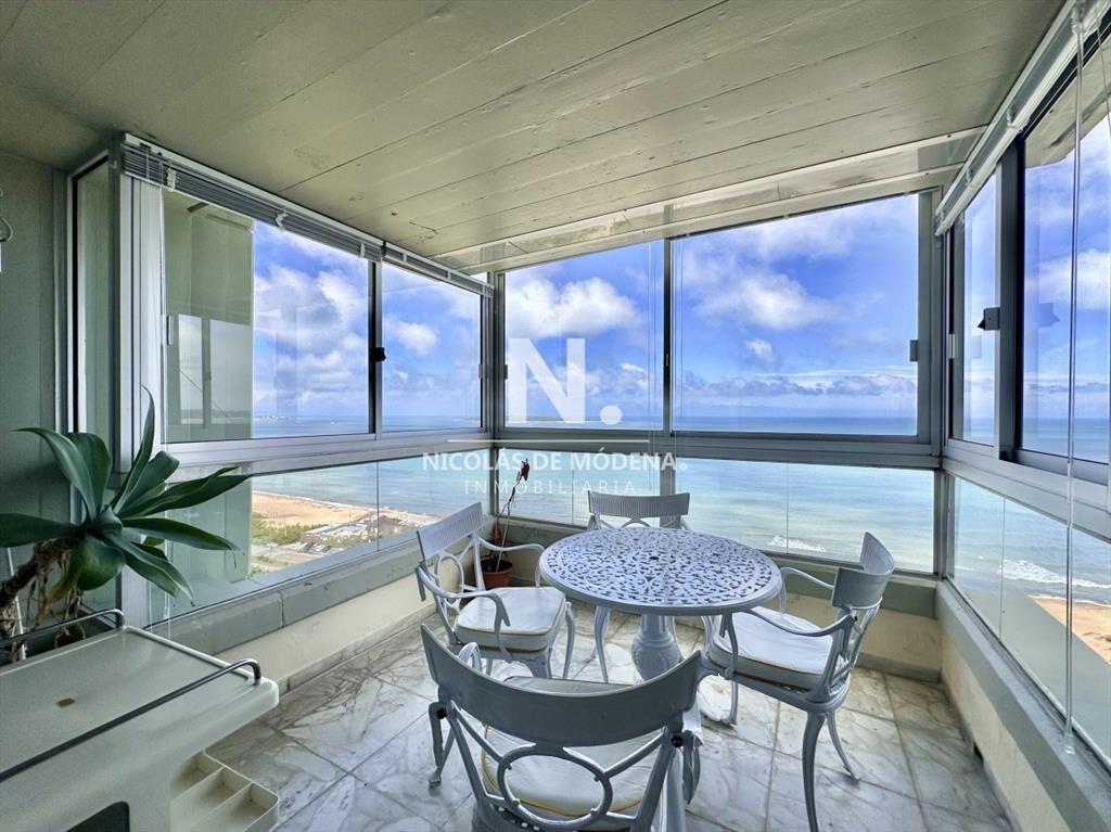 Apartamento de tres dormitorios en venta en Playa
