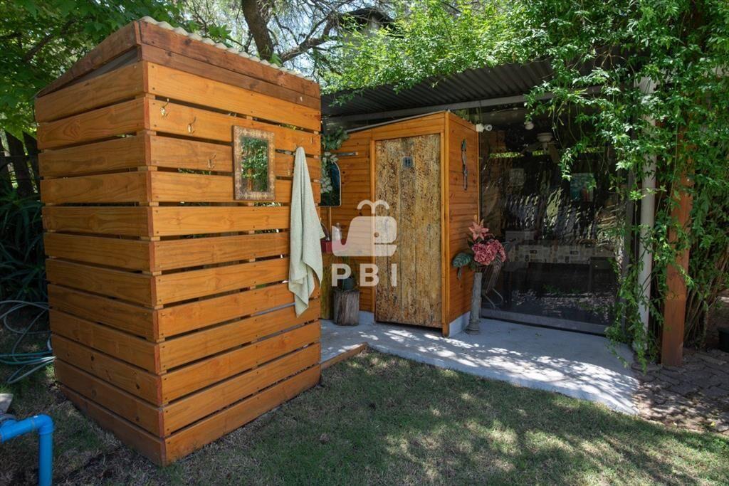 Muy amplia casa con piscina, parrillero y anexo.