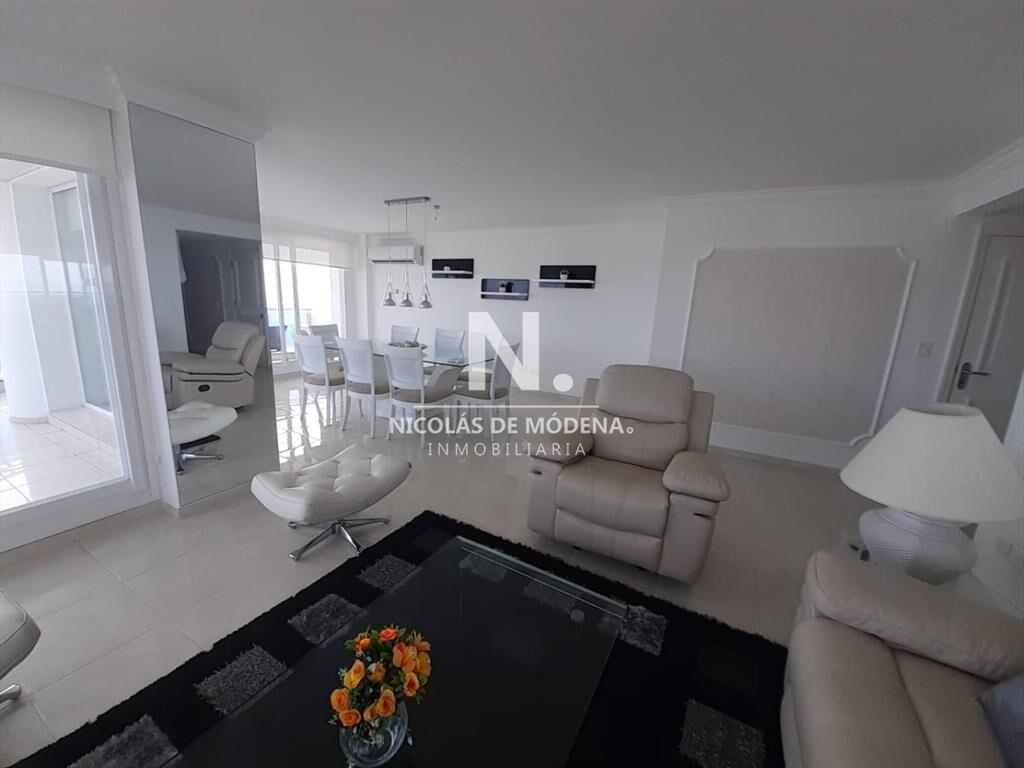 Apartamento en Venta de 3 Dormitorios en Punta ,