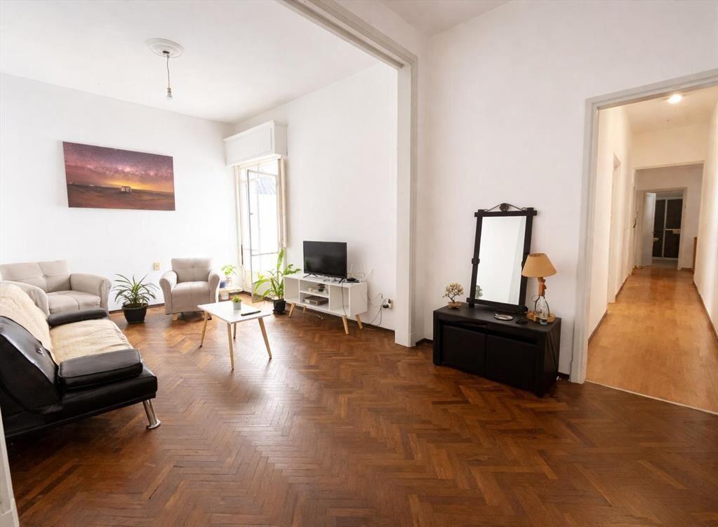 Venta apartamento 3 dormitorios con patio. Tres Cruces- Alq