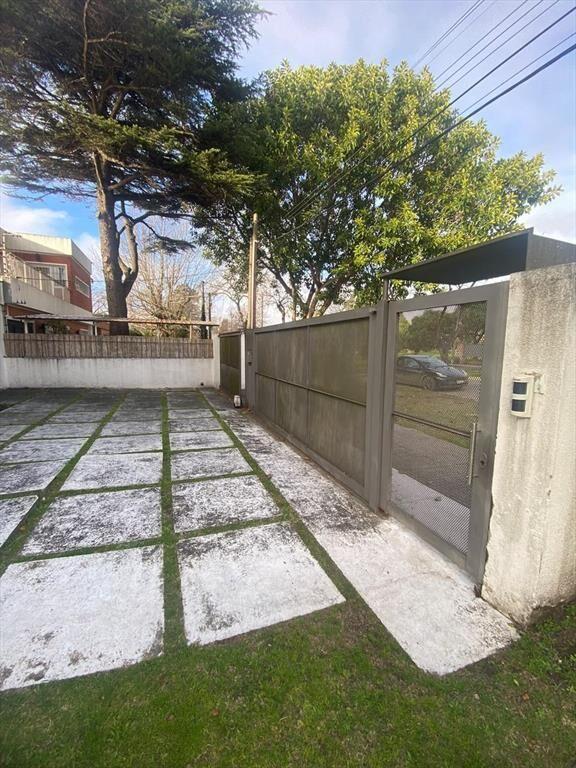 Oficina en Carrasco con sala de reunion y 5 privados. Próxi