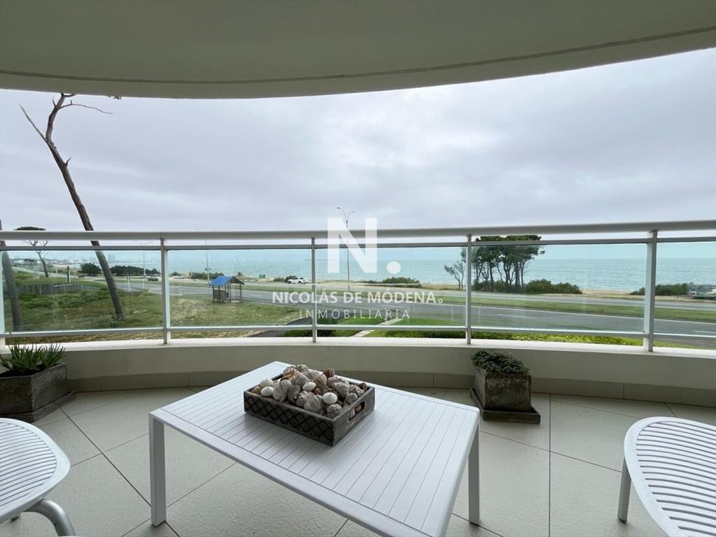 Vende apartamento de 3 dormitorios, con vista al