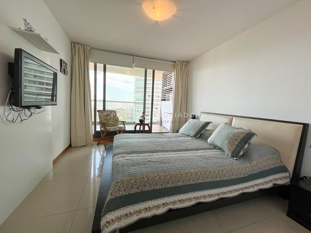 Amplio penthouse en torre 360, Punta del Este.
