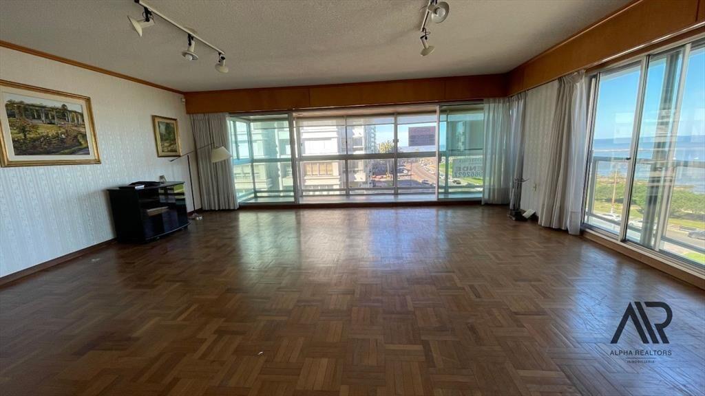 Apartamento en venta c/ cochera en Puerto Buceo