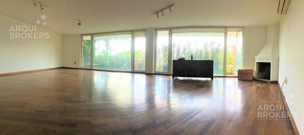 Apartamento de 3 dormitorios y servicio con patio , en Carr