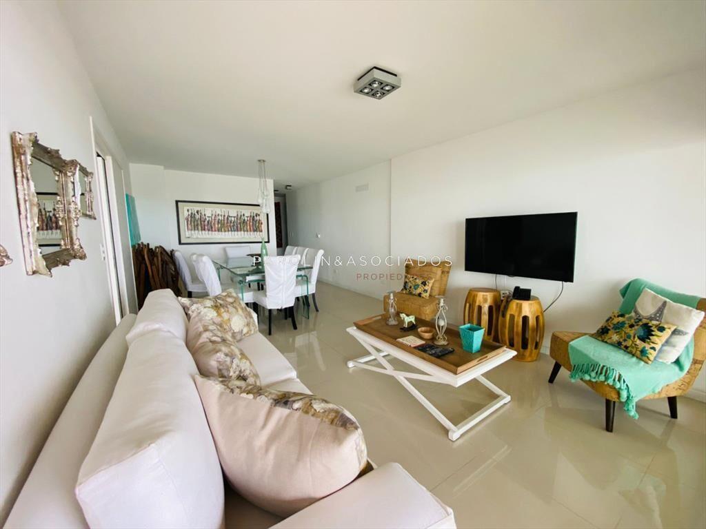 Apartamento en venta en piso alto Icon Brava del